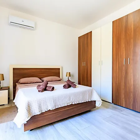 Spacious Modern 2-bedroom アパート マルサスカーラ