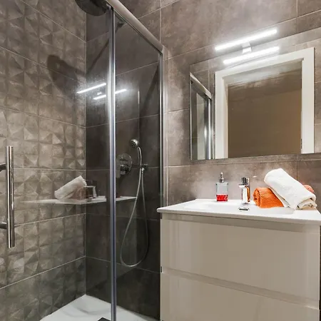 Spacious Modern 2-bedroom アパート